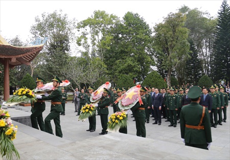 Đoàn đại biểu của Tỉnh ủy, HĐND, UBND, Ủy ban MTTQ tỉnh Quảng Ninh; Đảng ủy – Bộ Tư lệnh Bộ đội Biên phòng; Đảng ủy – Bộ Tư lệnh Quân khu 3 dâng hương, dâng hoa tại Khu di tích lịch sử quốc gia Pò Hèn, xã Hải Sơn, TP Móng Cái